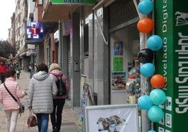Comercios engalanados en la calle José Zorrilla.