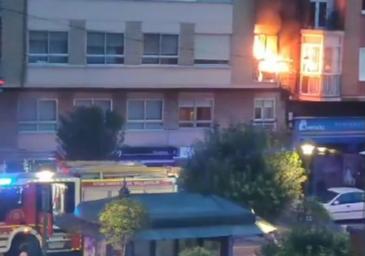 El incendio en una vivienda ocasiona grandes atascos en Delicias