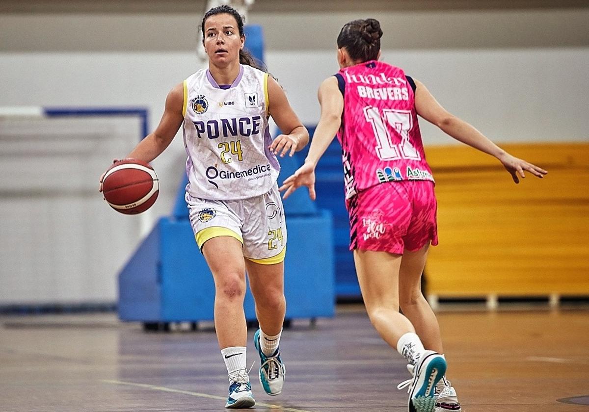 Gloria Izquierdo avanza con la pelota delante de una jugadora del Adba Sanfer.