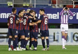 Los jugadores del Eibar celebran uno de los goles.