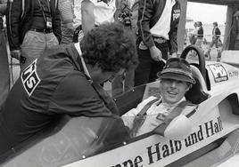 Heyer, con su característico sombrero tirolés, sentado en el monoplaza del equipo ATS, en el GP de Alemania de 1977.