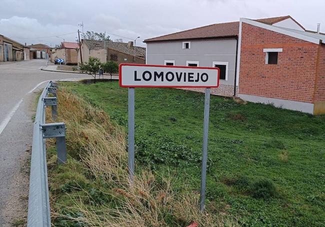 El nombre de Lomoviejo procede de dos grandes lomas que se encuentran en la entrada al pueblo