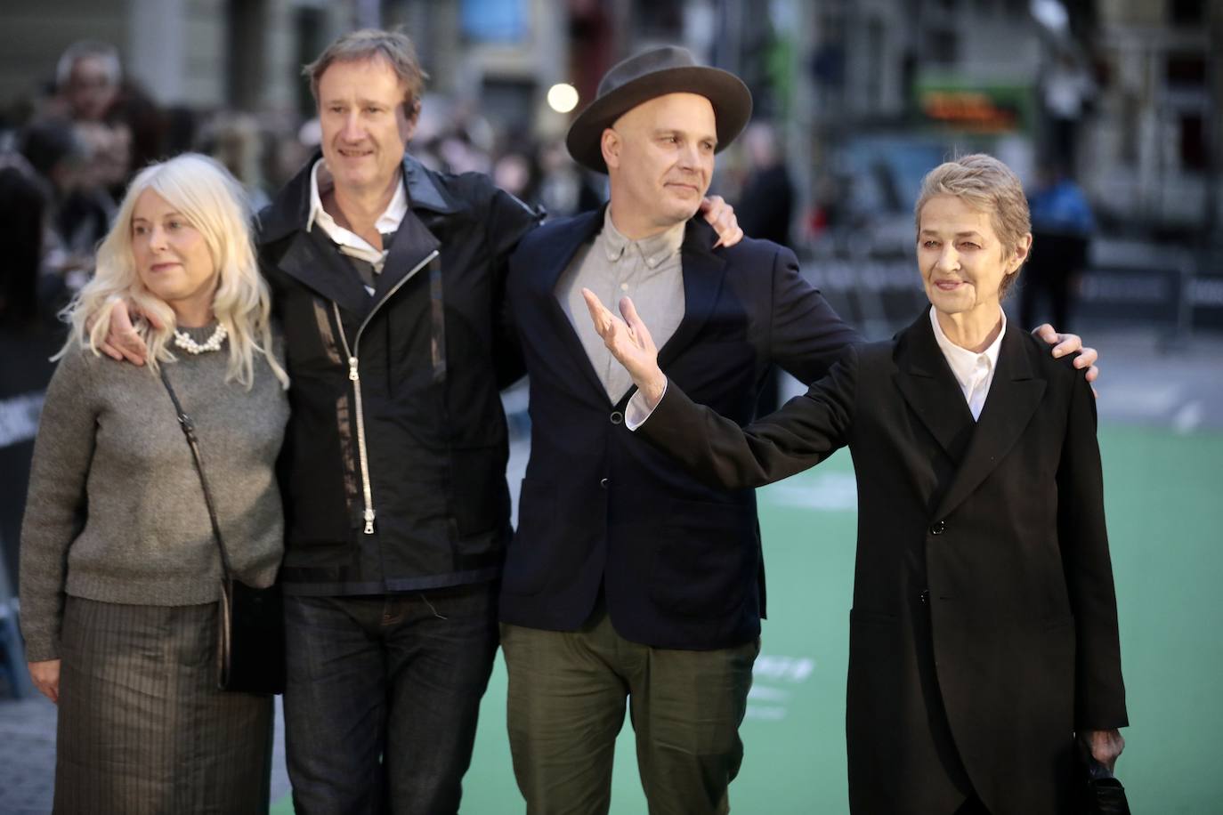 La actriz Charlotte Rampling acompañada del reparto de la película 'Juniper'.