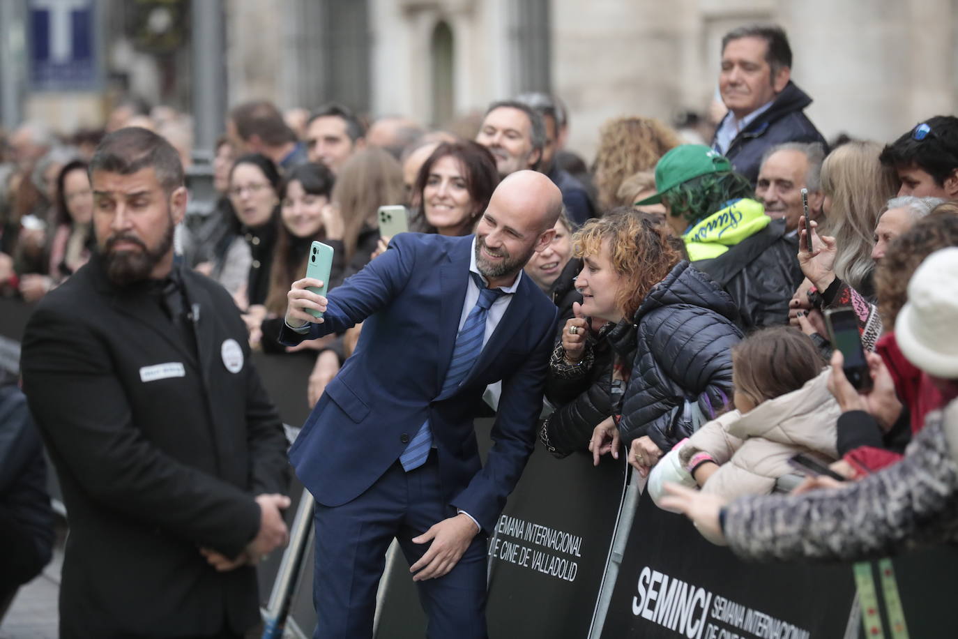 Gonzalo Miró, presentador y comentarista, posa con los fans.