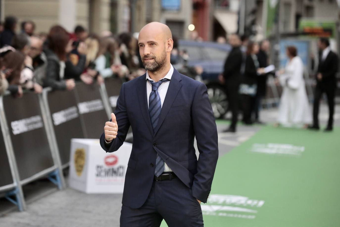 Gonzalo Miró posa en la alfombra verde antes de entrar a la gala de la Seminci. 