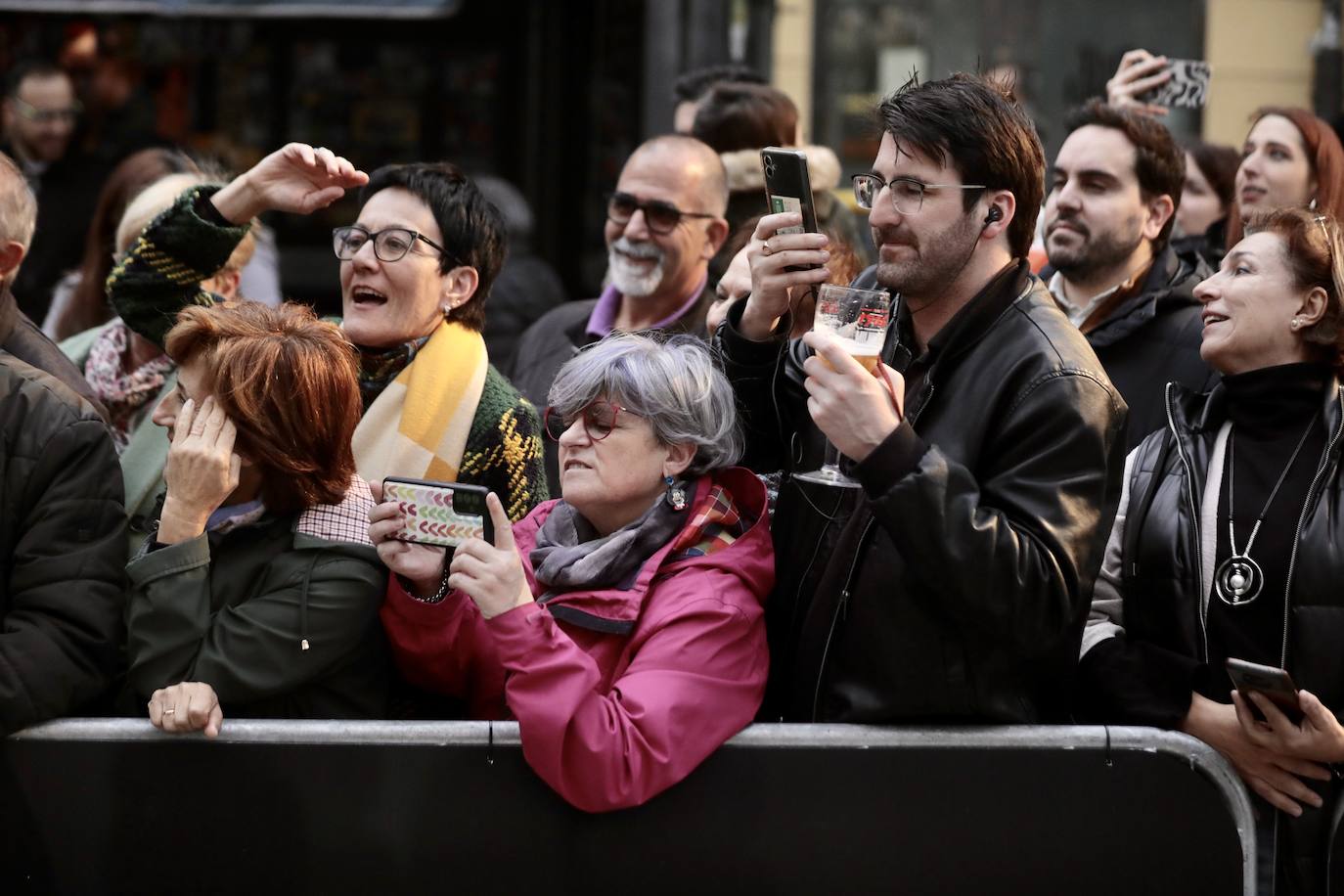 Los fans hacen fotos en la alfombra verde.