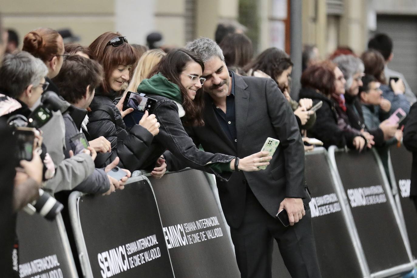 Ernesto Sevilla posa con los fans.