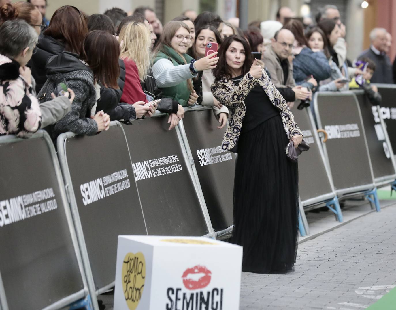 La actriz Ana Fernández posa con los fans.