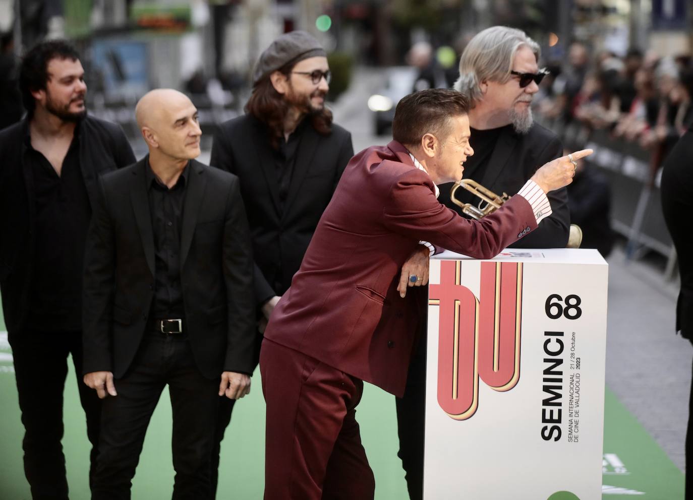 El cantante Juan Perro posa con el resto de músicos de la Seminci.