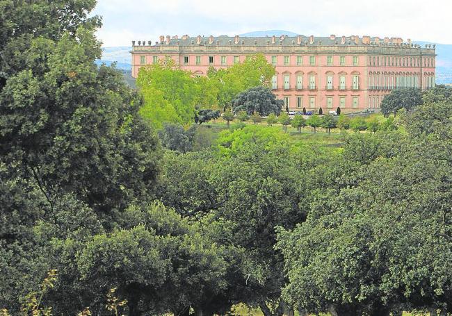 El Palacio de Riofrío emerge sobre la fronda.