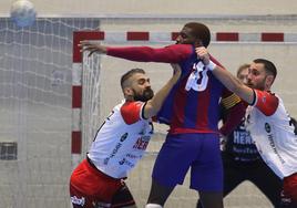 Encuentro entre Balonmano Nava y FC Barcelona