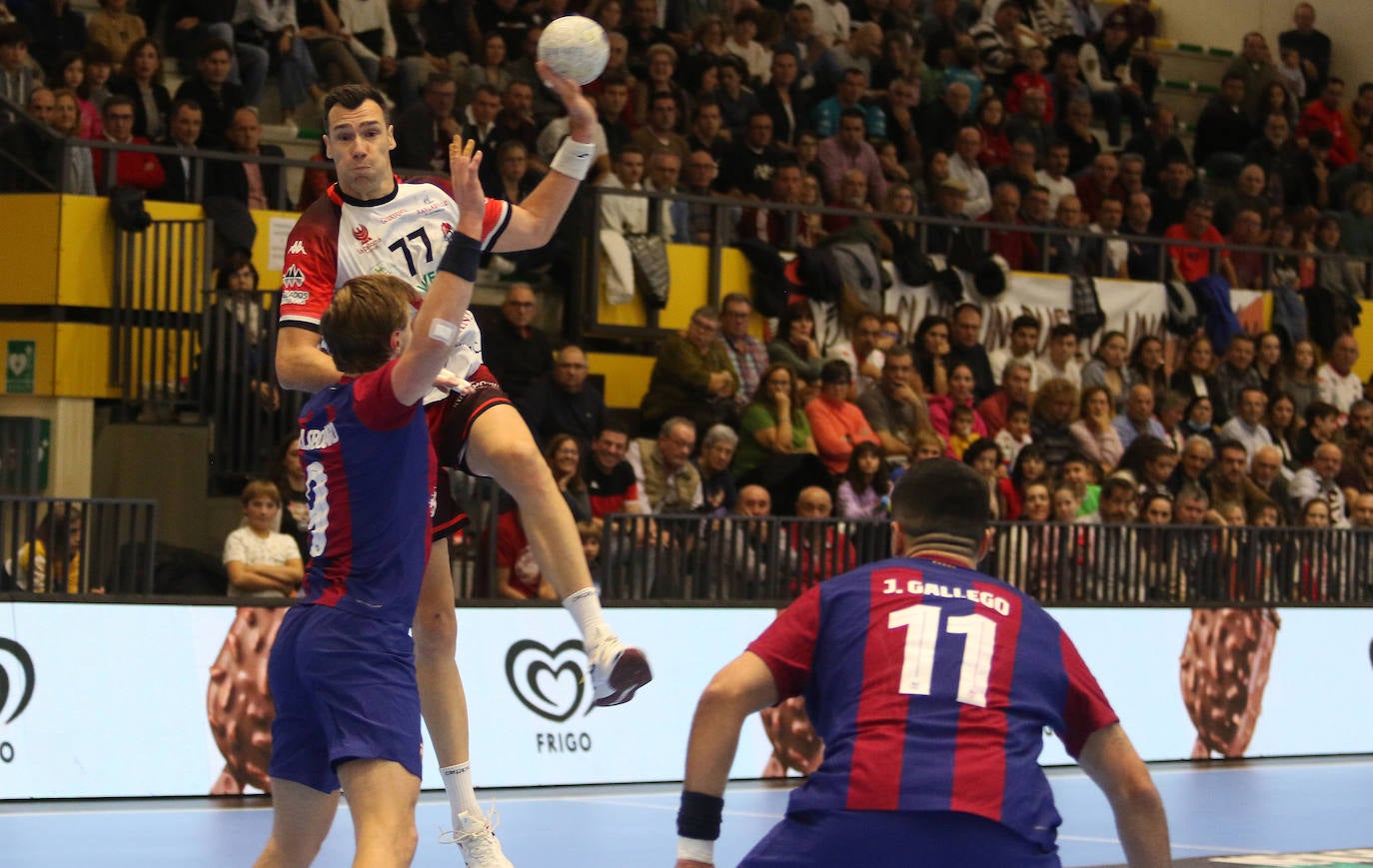 Balonmano Nava tutea al Barcelona