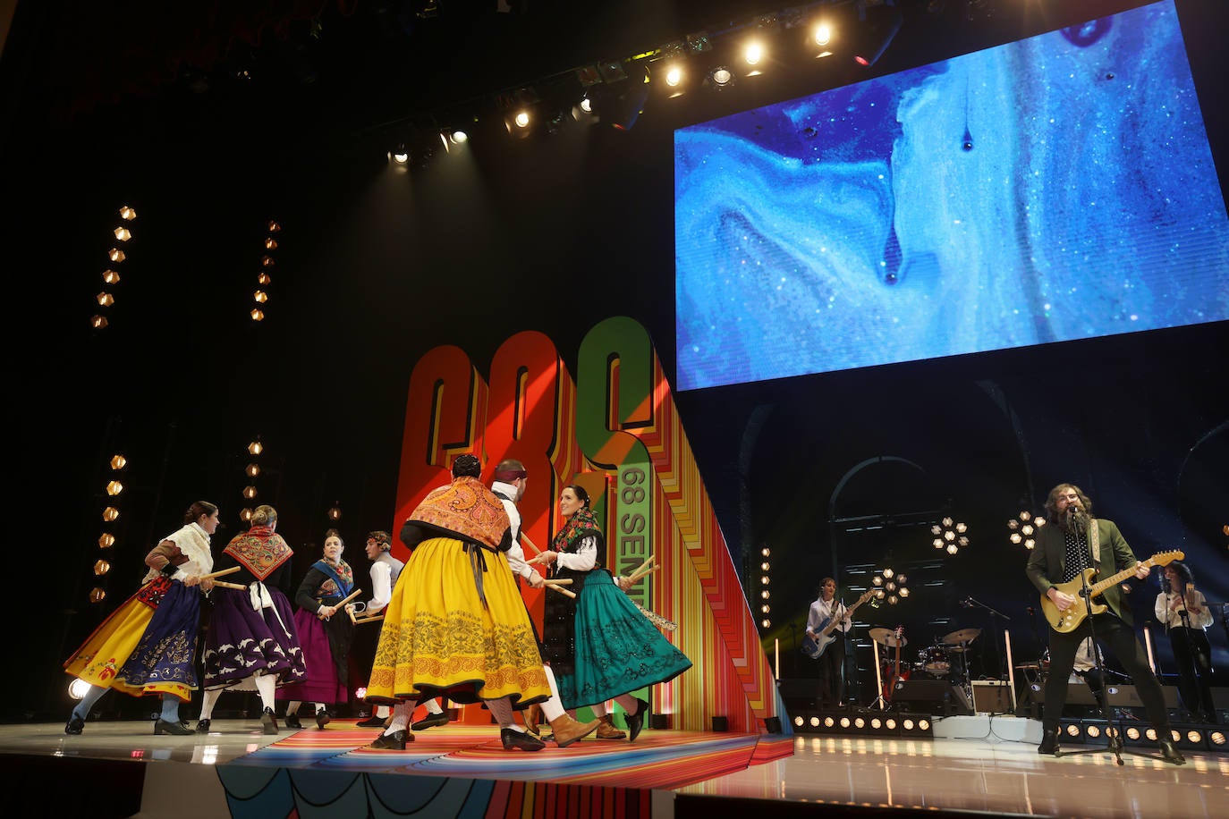 Actuación durante la ceremonia de clausura de la Seminci.