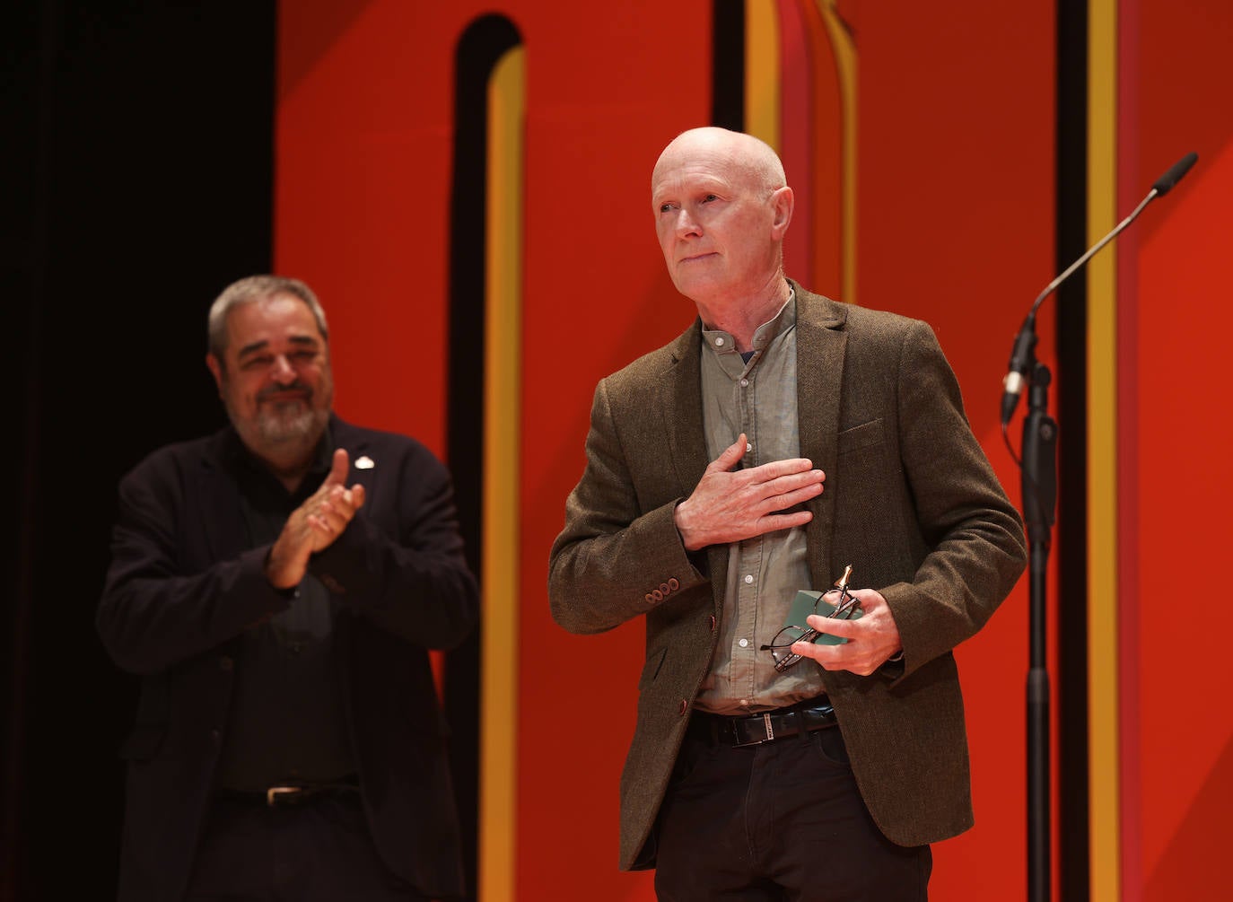 El director de cine Paul Laverty agradece el aplauso del público.