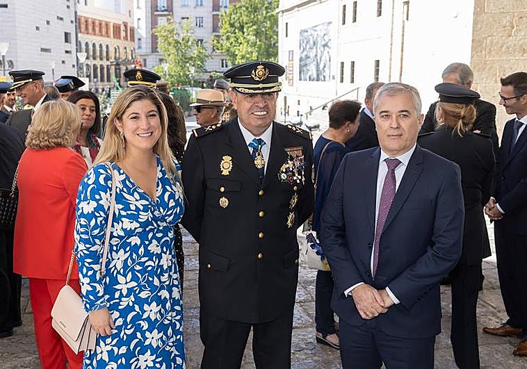 Indalecio Escudero, a la derecha, junto a Raquel Alonso Hernández , delegada territorial en Valladolid, y Juan Carlos Hernández, jefe superior de Policía en Castilla y León, antes de la Misa de los Ángeles Custodios a principios de octubre.