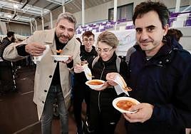 Degustacion de un guiso de salchichas en el Polideportivo de Zaratan.