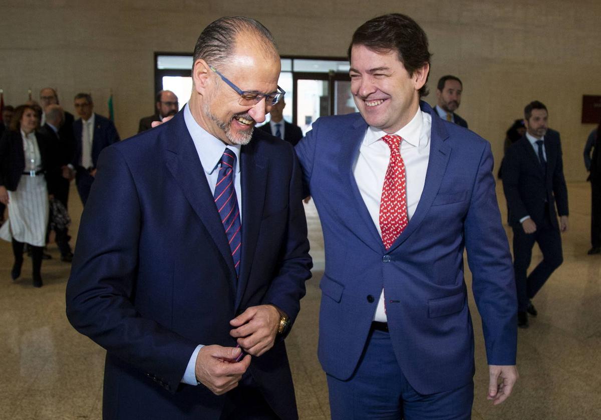 Luis Fuentes y Alfonso Fernández Mañueco se saludan antes de un acto institucional en las Cortes en la etapa de coalición de PP y Ciudadanos.