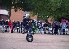 Exhibición de acrobacias sobre la moto a cargo de Dani de los Ríos.