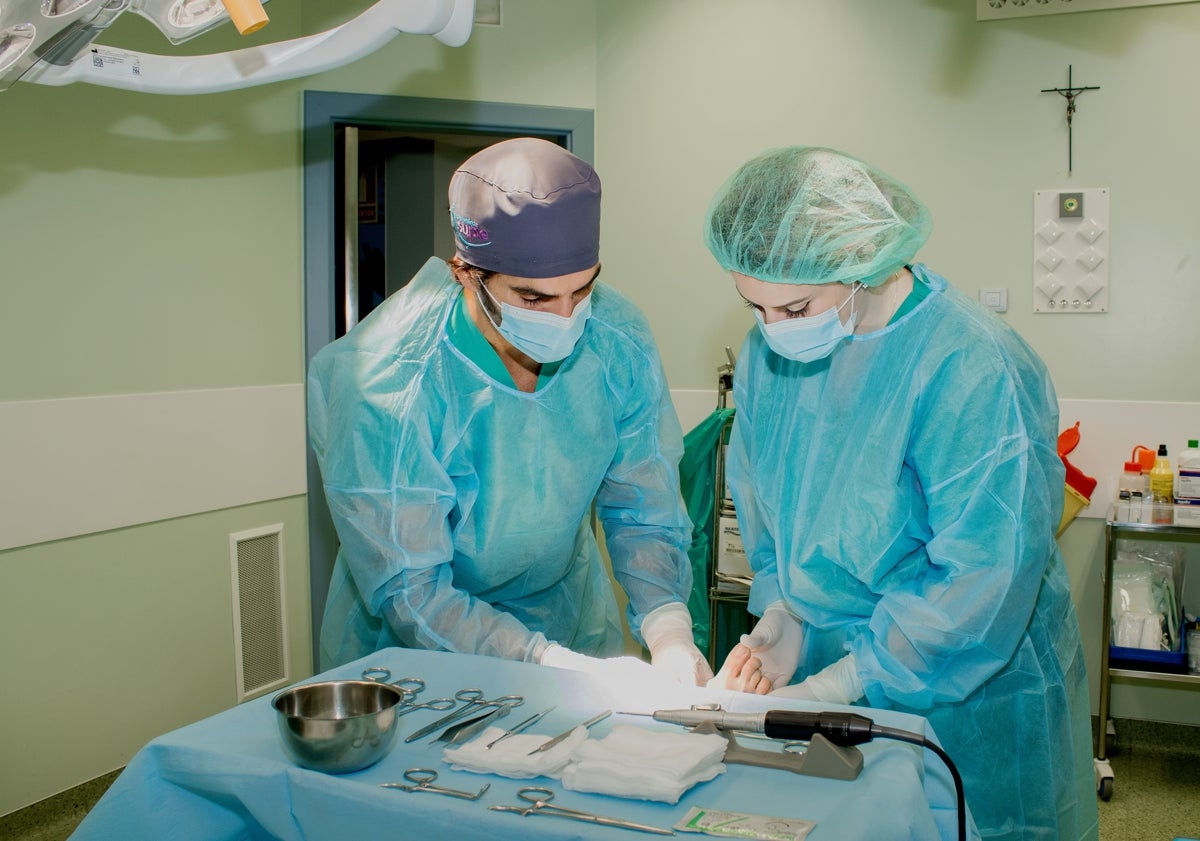 Imagen principal - Foto1: El Dr. Hector Alonso Ferrero y la Dra. Virginia Gómez Goas en quirófano Hospital Sagrado Corazón.