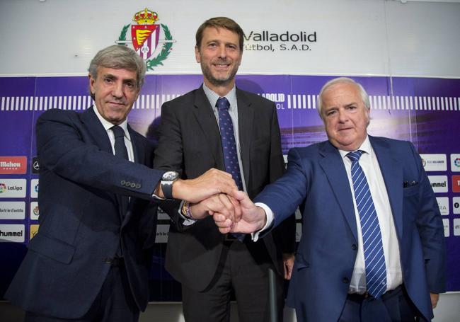 José Moro y José Luis Losada flanquean a Suárez el 2 octubre de 2017 en su presentación como vicepresidentes del Real Valladolid.