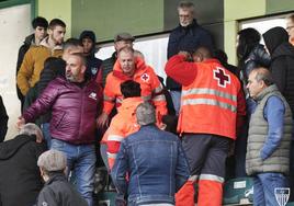 Servicios de emergencia atienden al hombre en la grada de La Albuera.