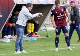 Fer Llorente escucha las indicaciones de Ramsés desde la banda.