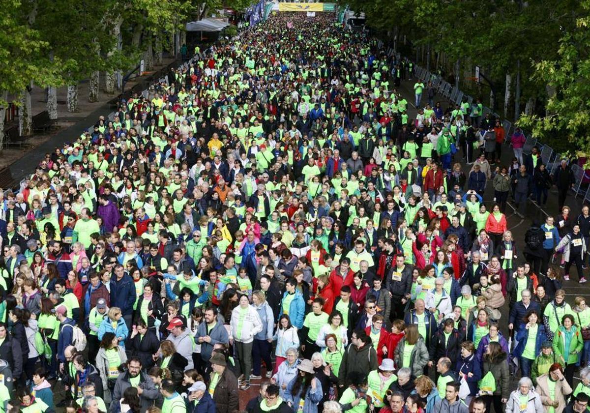 Los participantes comienzan la marcha en la Acera Recoletos.