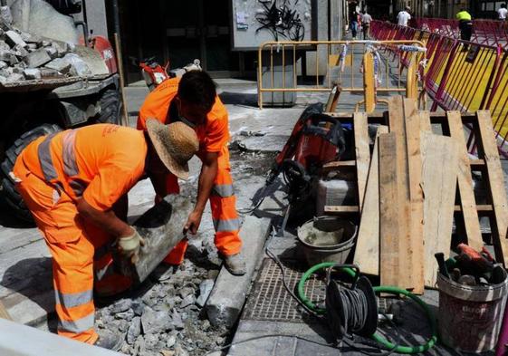 Obras en la calle Menéndez Pelayo en el acceso peatonal.