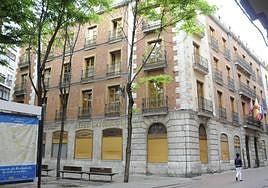 Edificio de la residencia de posgrado Reyes Católicos, en la calle Teresa Gil.