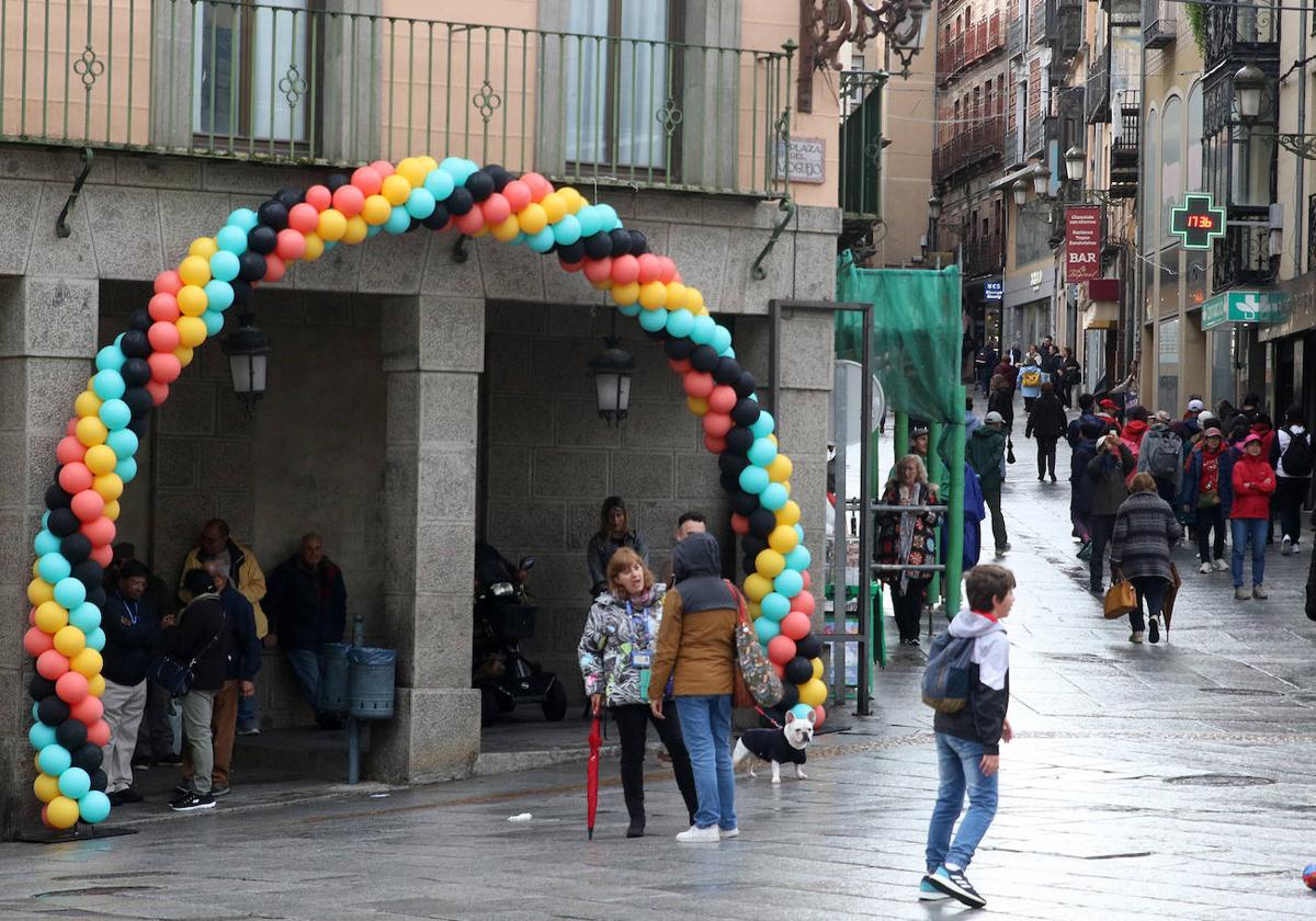 Varias personas, bajo un arco de globos con motivo de la campaña.