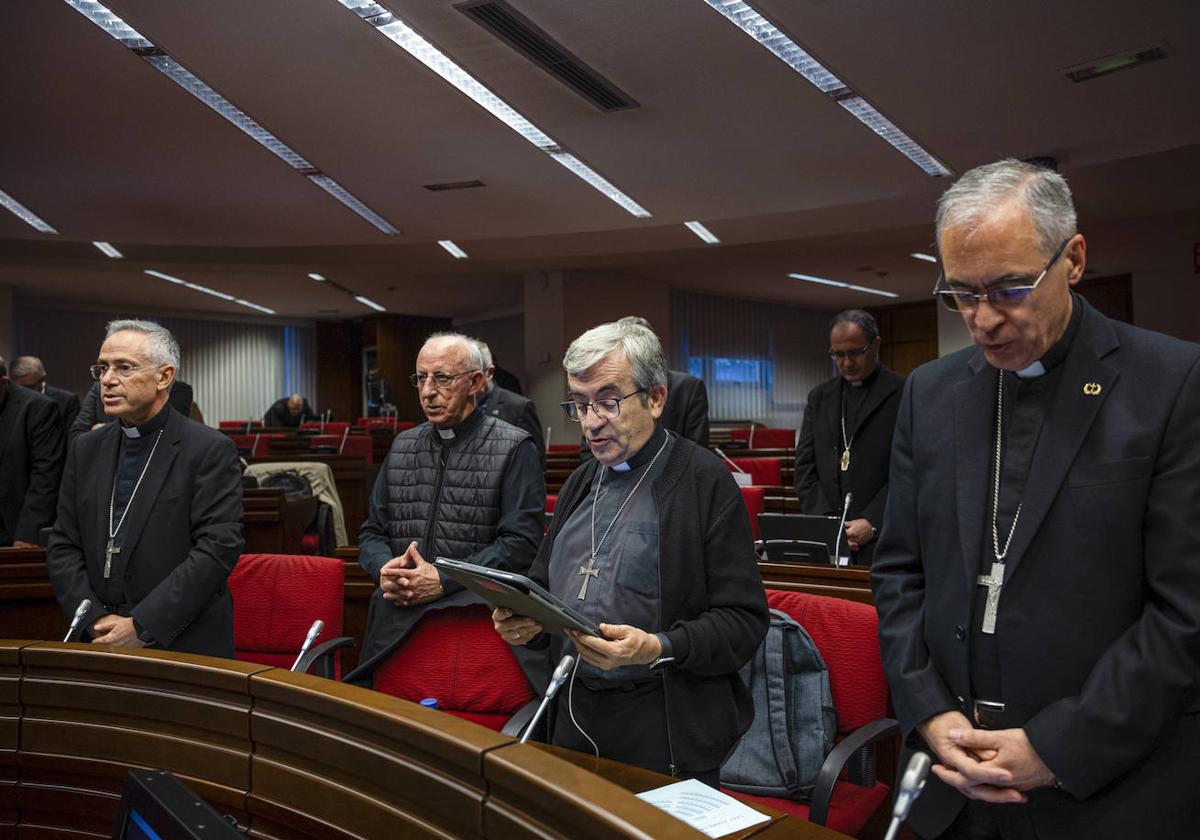 El arzobispo de Valladolid, Luis Argüello, con una tableta digital, en la asamblea celebrada ayer por la Conferencia Episcopal.