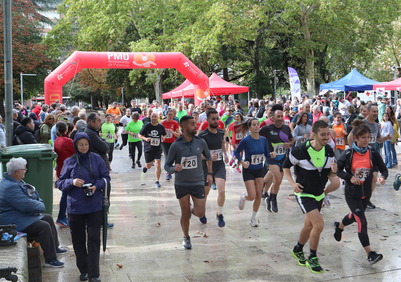 Los palentinos participan en la carrera sin alcohol bajo la lluvia