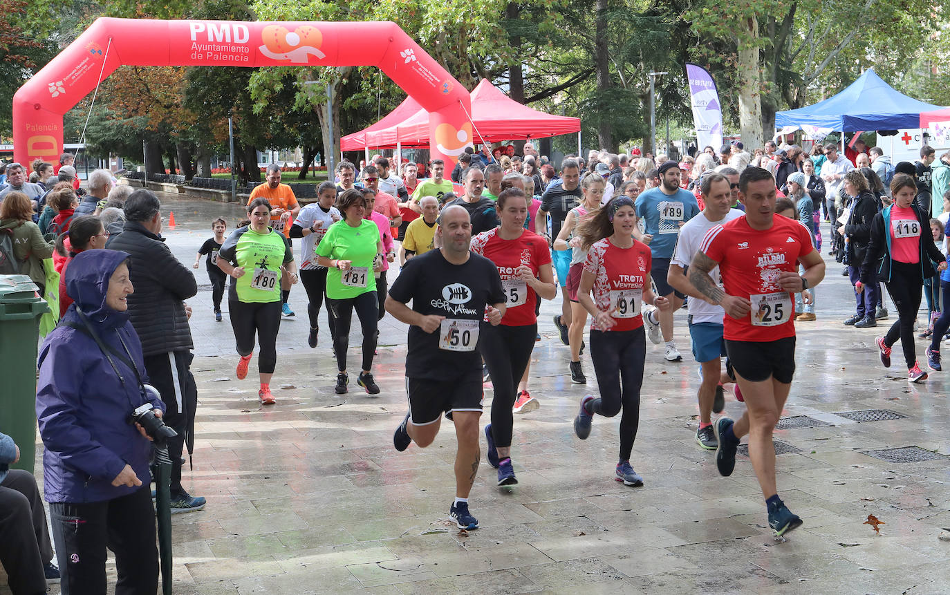 Los palentinos participan en la carrera sin alcohol bajo la lluvia