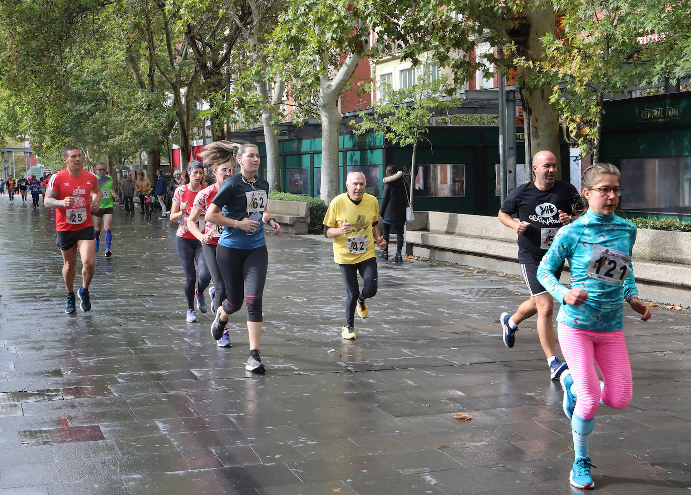 Los palentinos participan en la carrera sin alcohol bajo la lluvia