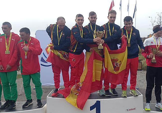 Los integrantes del combinado español, en lo más alto del podio.