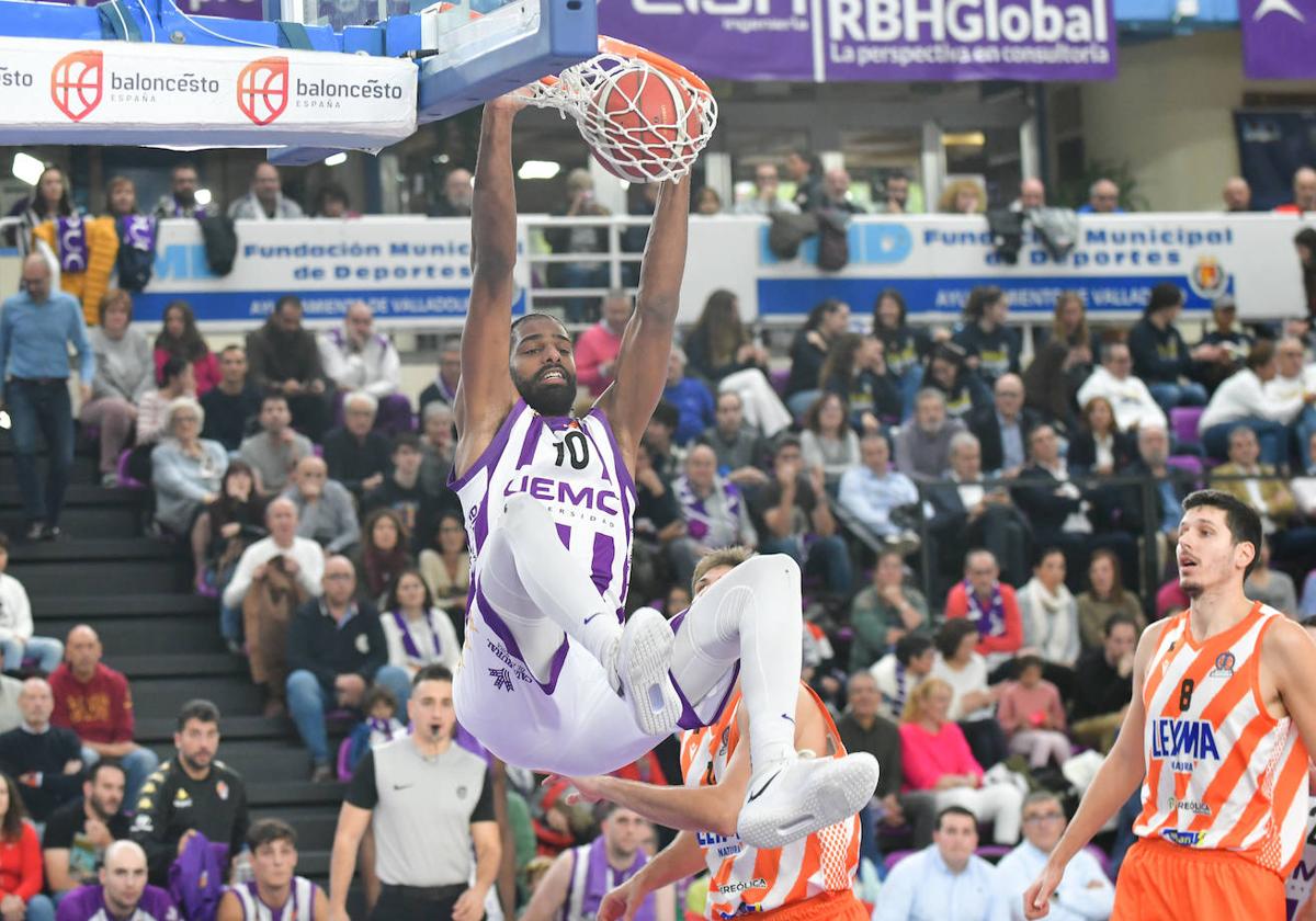 Lucas N'Guessan se cuelga del aro ante Huskic en una acción del último encuentro.