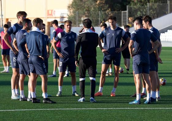 Alberto Gallego habla con parte de sus futbolistas en el entrenamiento de este lunes, preparatorio para el partido con el Real Valladolid.