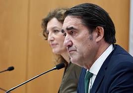 El consejero Suárez-Quiñones y la directora general de Vivienda, en la convocatoria de prensa para informar sobre la resolución de las ayudas.