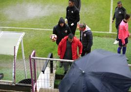 Estado del césped antes de suspender el partido entre el Salamanca UDS y el Palencia Cristo.