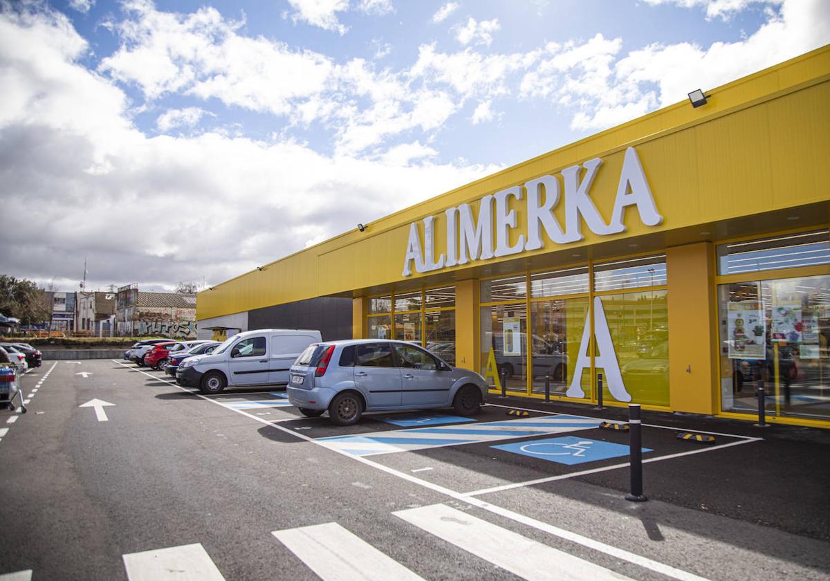 Fachada del supermercado Alimerka en Argales.