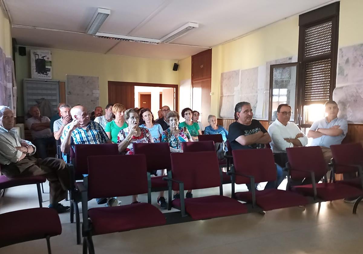 Reunión de vecinos en la reunión informativa del 15 de septiembre.