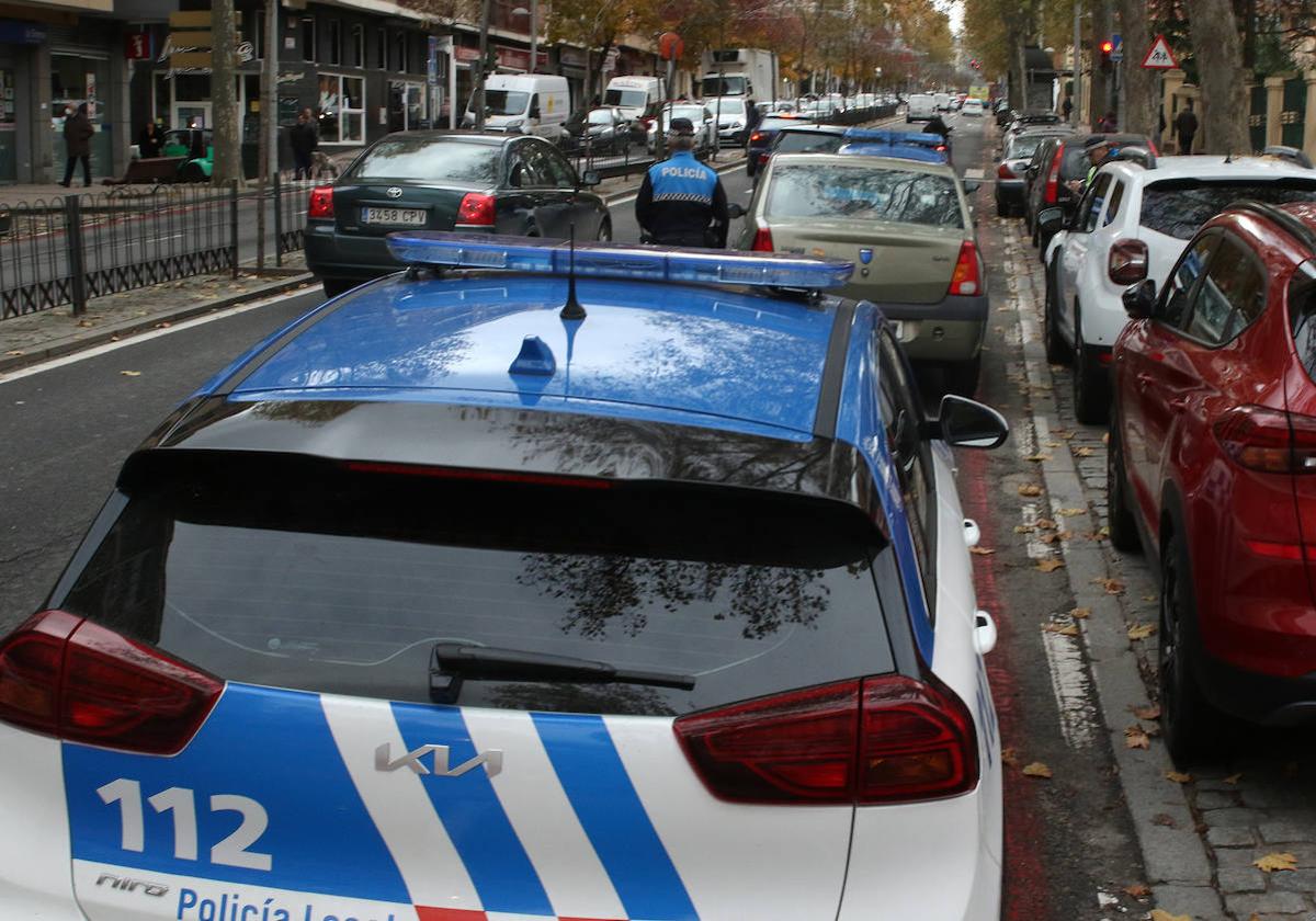 Imagen de archivo de una patrulla de la Policía Local en el paseo de Ezequiel González, en Segovia.