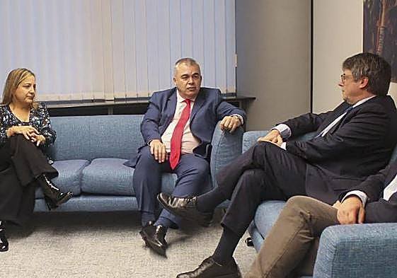 El expresidente de la Generalitat y eurodiputado de JxCat, Carles Puigdemont (segundo por la derecha), y el secretario de organización del PSOE, Santos Cerdán (centro), se han reunido este lunes por la tarde con Iratxe García en la sede del Parlamento Europeo en Bruselas para «avanzar» hacia la investidura de Pedro Sánchez.
