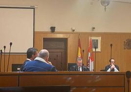 El acusado escucha la sentencia de boca del magistrado presidente del tribunal.
