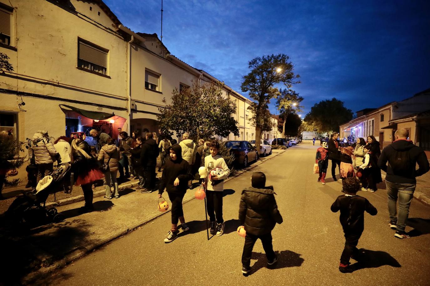 Las imágenes de la noche de Halloween en el barrio Girón