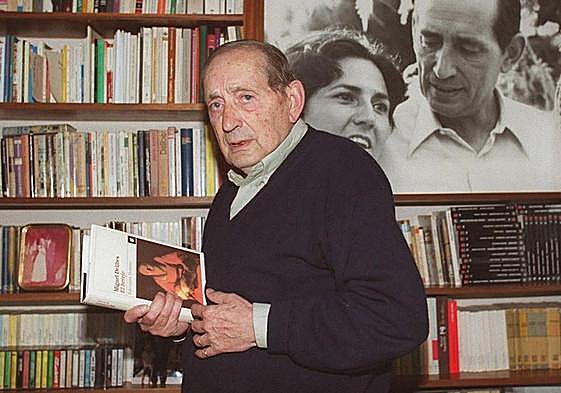 Imagen de archivo de Miguel Delibes en su domicilio con un ejemplar de 'El hereje'.