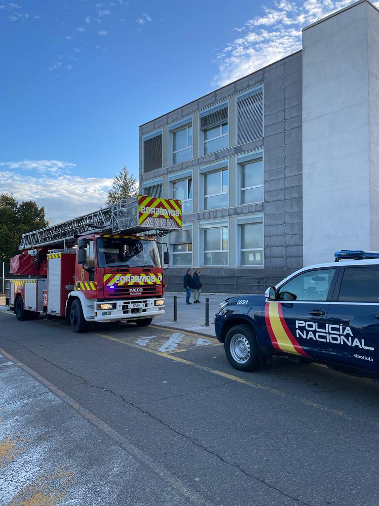 Vehículos de bomberos y de Policía Nacional, esta tarde en el hospital.