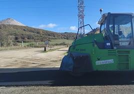 Las máquinas trabajan en la carretera CL-627.