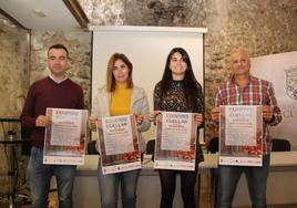 El alcalde Carlos Fraile (izq.) y otros participantes en la presentación del concurso de tapas de Cuéllar.