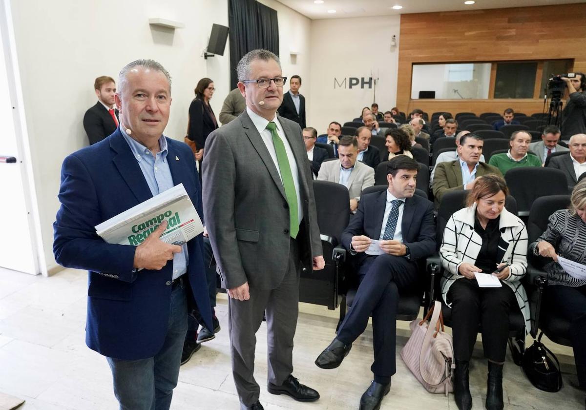 Encuentro informativo en el que han participado el presidente de Asaja, Donaciano Dujo y el consejero, Gerardo Dueñas.